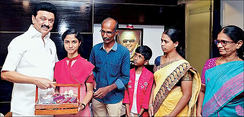 பிளஸ் 2 தேர்வில் 600க்கு 600 மதிப்பெண் பெற்று வரலாற்று சாதனை படைத்த திண்டுக்கல் மாணவி ச.நந்தினி, முதல்வர் ஸ்டாலினை முகாம் அலுவலகத்தில் நேற்று சந்தித்து வாழ்த்து பெற்றார். உடன் மாணவி படித்த பள்ளியின் தலைமையாசிரியை மற்றும் மாணவியின் பெற்றோர்.