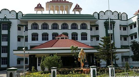 கோயில் திருப்பணி நிதியில் ரூ.13 லட்சம் முறைகேடு: அறநிலையத் துறை ஆணையர் பதிலளிக்க உத்தரவு