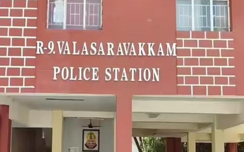 சென்னை: நிறுத்தப்பட்டிருந்த காரில் ஆண் சடலம்