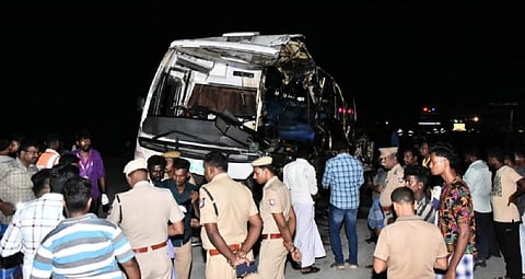 சீர்காழி அருகே டேங்கர் லாரி மீது அரசு விரைவு பேருந்து மோதி விபத்து: நடத்துனர் உள்பட 4 பேர் பலி