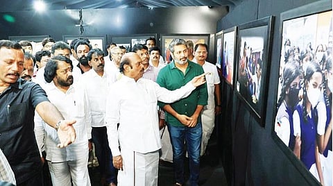 திருவண்ணாமலையில் முதல்வரின் வரலாற்று புகைப்பட கண்காட்சியை நடிகர் ஜெயம் ரவி திறந்து வைத்து பார்வையிட்டார். அருகில், அமைச்சர் எ.வ.வேலு, மாவட்ட ஆட்சியர் முருகேஷ் உள்ளிட்டோர்.