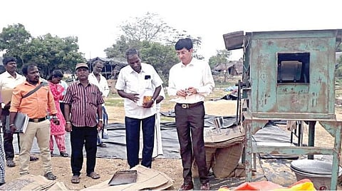 கீரப்பாக்கம் அரசு நெல் கொள்முதல் நிலையத்தில் ஆய்வு மேற்கொண்ட உணவு, நுகர்வோர் பாதுகாப்புத்துறை அரசு முதன்மை செயலாளர் ஜெ.ராதாகிருஷ்ணன்.