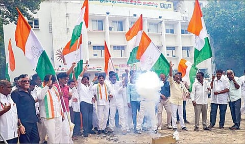 கர்நாடக சட்டப்பேரவைத் தேர்தலில் காங்கிரஸ் கட்சி தனிப் பெரும்பான்மையுடன் வெற்றி பெற்று, ஆட்சி அமைக்கிறது. இதையொட்டி, சென்னை சத்தியமூர்த்தி பவனில் நேற்று பட்டாசு வெடித்தும், இனிப்புகள் வழங்கியும் வெற்றியைக் கொண்டாடிய காங்கிரஸ் நிர்வாகிகள் மற்றும் தொண்டர்கள்். படம்: பு.க.பிரவீன்