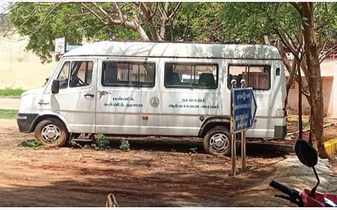 திருச்சி மாவட்ட முதன்மை கல்வி அலுவலக வளாகத்தில் நிறுத்தி வைக்கப்பட்டுள்ள நடமாடும் ஆலோசனை மைய வாகனம்.