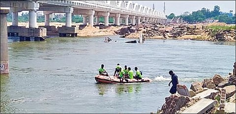 ரங்கம் கொள்ளிடம் ஆற்றில் மூழ்கிய மாணவர்களை தேடும் பணியில் ஈடுபட்டுள்ள தீயணைப்பு வீரர்கள்.