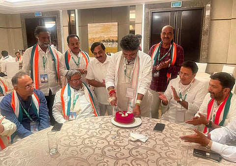 ஞாயிற்றுக்கிழமை கட்சியினருடன் பிறந்தநாள் கொண்டாடிய டி.கே.சிவக்குமார்