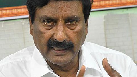 எரிசாராயம் கடத்தலுக்கு எதிராக தமிழகம், புதுச்சேரி அதிகாரிகள் சரியான நடவடிக்கை எடுக்கவில்லை: அதிமுக குற்றச்சாட்டு
