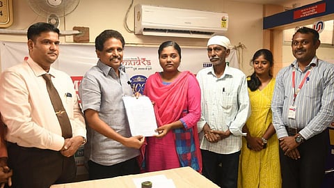 மதுரை அரசு கல்லூரி மாணவி வெளிநாட்டில் கல்வி கற்க ரூ.30.50 லட்சம் கடன்