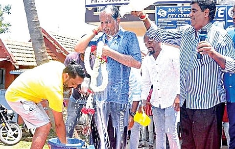 மஜத எம்எல்சி போஜ் கவுடாவுக்கு பால் அபிஷேகம் செய்யும் தொண்டர்கள்.