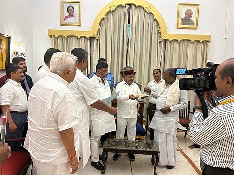 கர்நாடகா | ஆட்சியமைக்க உரிமை கோரிய சித்தராமையா - டிகே சிவக்குமார்: இனிப்பு வழங்கிய ஆளுநர்