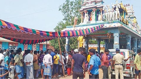 மேல்பாதி கிராமத்தில் திரவுபதி அம்மன் கோயில் முன் கூடிய அப்பகுதி மக்கள்.