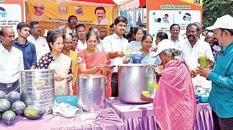 கோவை காந்திபுரம் நகரப் பேருந்து நிலையத்தில், தண்ணீர் பந்தல் முகாமை தொடங்கி வைத்து மக்களுக்கு நீர்மோர் மற்றும் பழங்களை வழங்கிய மேயர் கல்பனா ஆனந்தகுமார், ஆணையர் மு.பிரதாப் உள்ளிட்டோர்.