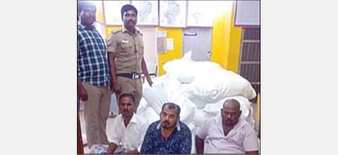 நத்தத்தில் பறிமுதல் செய்த குட்காவுடன் கைதானவர்கள்.