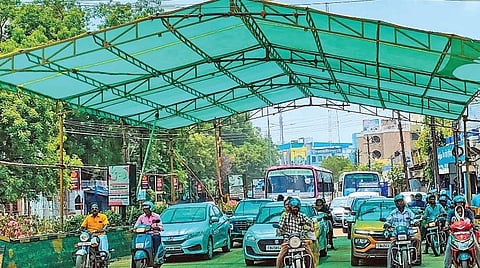திருச்சி | வெயிலின் தாக்கத்திலிருந்து வாகன ஓட்டிகளை பாதுகாக்க போக்குவரத்து சிக்னலில் பந்தல்