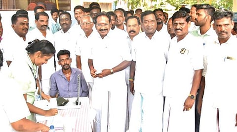 மதுரை பைக்காராவில் மருத்துவ முகாமைத் தொடங்கி வைத்த முன்னாள் அமைச்சர் செல்லூர் கே.ராஜூ.