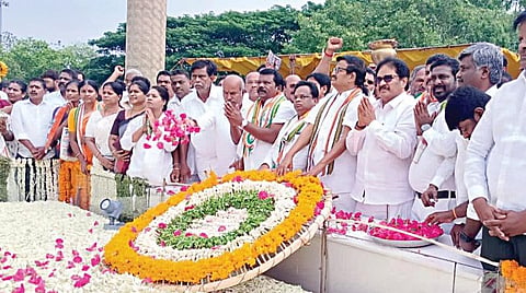 முன்னாள் பிரதமர் ராஜீவ் காந்தியின் 32-வது நினைவு தினத்தை முன்னிட்டு பெரும்புதூர் நினைவிடத்தில் தமிழ்நாடு காங்கிரஸ் தலைவர் கே.எஸ்.அழகிரி, எம்.பி.க்கள் திருநாவுக்கரசர், விஜய் வசந்த் மற்றும் செல்வப் பெருந்தகை எம்எல்ஏ உள்ளிட்ட கட்சி நிர்வாகிகள் மலர் தூவி மரியாதை செலுத்தினர்.