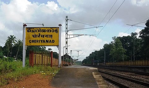 கேரளா | ஸ்டேஷனில் நிற்காமல் சென்ற ரயில்: பயணிகளை ஏற்ற 700 மீட்டர் பின்னோக்கி வந்த சுவாரஸ்யம்
