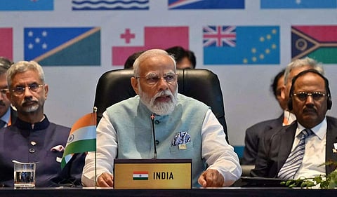 பிரதமர் அளித்த விருந்தை ருசித்து சாப்பிட்ட தலைவர்கள்