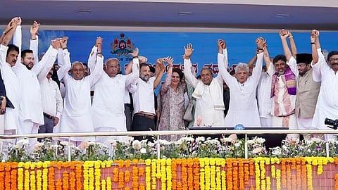 விழா மேடையில் தலைவர்கள்