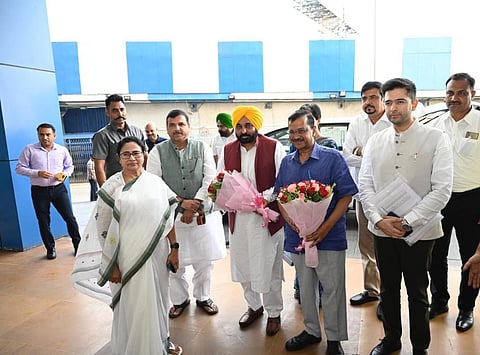 டெல்லி அரசின் நிர்வாக அதிகாரத்தைப் பறிக்கும் மத்திய அரசின் அவசரச் சட்டத்துக்கு மம்தா பானர்ஜி எதிர்ப்பு
