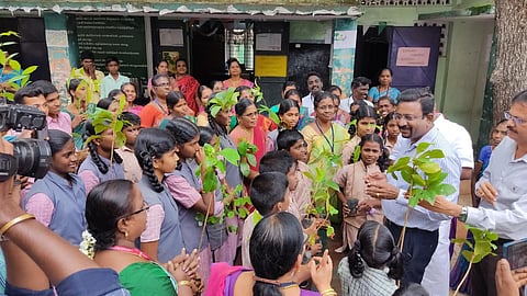 தஞ்சாவூர் | ஒரே நாளில் 1,000 பேருக்கு வீட்டுமனை பட்டா - பணிமாறுதலாகி செல்லும் ஆட்சியருக்கு பாராட்டு