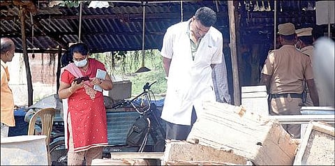 தஞ்சாவூர் மீன் மார்க்கெட்டில் நேற்று ஆய்வு நடத்திய தடயவியல் நிபுணர்கள்.