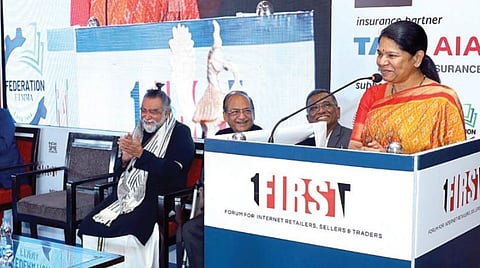 சென்னையில் நேற்று நடைபெற்ற ‘இந்திய நிறுவனங்களின் எதிர்காலத்துக்கான ஆதாரம்’ என்ற கருத்தரங்கில் பேசினார் திமுக எம்.பி. கனிமொழி. உடன், இந்திய சிறு குறு நிறுவனங்கள் கூட்டமைப்பு தலைவர் பிரஹலாத் காகர், சென்னை நகை வியாபாரிகள் சங்கத் தலைவர் சுல்தான் மொகைதீன் உள்ளிட்டோர். படம்: எஸ்.சத்தியசீலன்