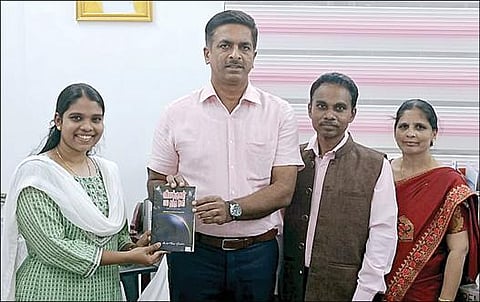 வேலூர் சிஎம்சி மருத்துவமனையில் மருத்துவராக பணிபுரியும் டாக்டர் மோகனப்பிரியா இந்திய குடிமை பணி தேர்வில் 577-வது இடம் பெற்று தேர்ச்சி பெற்றார். பின்னர் அவர், வேலூர் மாவட்ட ஆட்சியர் குமாரவேல் பாண்டியனை சந்தித்து வாழ்த்து பெற்றார்.
