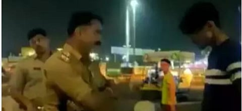 ஆபத்தான முறையில் சாகசத்தில் ஈடுபட்ட இளைஞரின் பைக்கை பறிமுதல் செய்த போலீஸ்