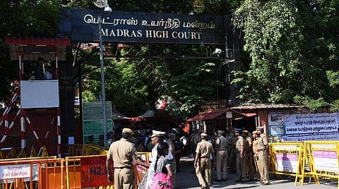 தமிழகத்தில் பார்கள் செயல்படும் நிலையில் மது விற்பனைக்கு எப்படி தடை கோர முடியும்? - உயர் நீதிமன்ற நீதிபதிகள் கேள்வி