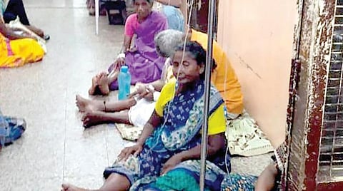 மதுரை அரசு ராஜாஜி மருத்துவமனை புற்றுநோய் வார்டில் படுக்கைகள் பற்றாக்குறை: தரையில் அமர்ந்து சிகிச்சை பெறும் நோயாளிகள்