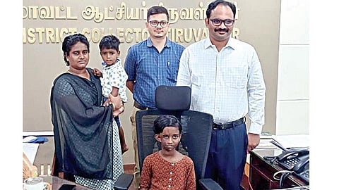சிறுமி டானியாவை தனது இருக்கையில் அமர வைத்து, அழகு பார்த்த மாவட்ட ஆட்சியர் ஆல்பி ஜான் வர்கீஸ்.