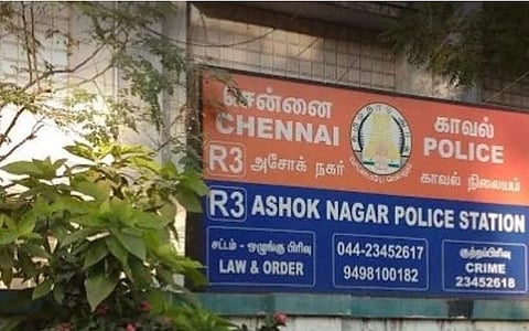 சென்னை | 359 கிராம் நகை, விலையுயர்ந்த 10 செல்போனுடன் ஊழியர் மாயம்