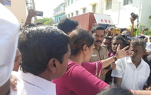 வருமானவரித் துறை அதிகாரியை முற்றுகையிட்ட திமுகவினர்.