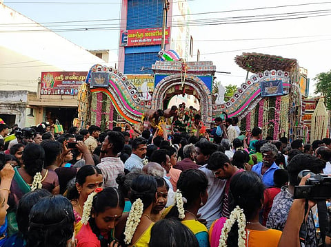 கும்பகோணம் | நாச்சியார்கோயில் ஆகாச மாரியம்மன் கோயிலில் புஷ்ப பல்லக்கு வீதி உலா
