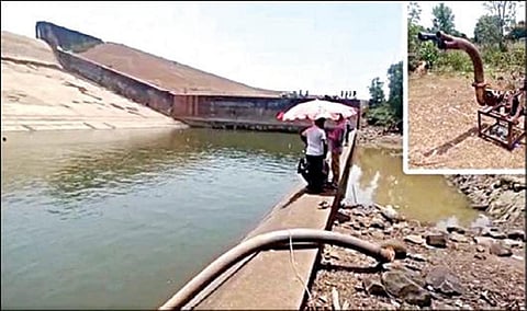 அணை நீர் திறக்கப்பட்டதால் வறண்டு கிடக்கும் இடம் (உள் படம்)