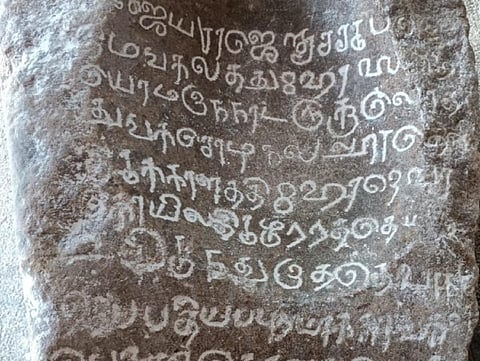 தஞ்சாவூர் | துக்காச்சி ஆபத்சகாயேஸ்வரர் கோயிலில் 12-ம் நூற்றாண்டு கல்வெட்டு கண்டெடுப்பு
