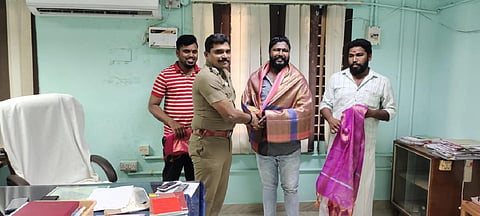கும்பகோணம் | திருடர்களை பிடித்து போலீசில் ஒப்படைத்த சமூக ஆர்வலர்களுக்கு பாராட்டு
