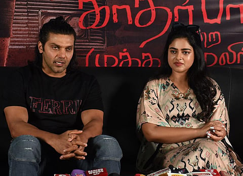 கோவையில் செய்தியாளர்களிடம் பேசிய திரைப்பட நடிகர் ஆர்யா மற்றும் நடிகை சித்தி இத்னானி ஆகியோர். | படம் : ஜெ.மனோகரன்.