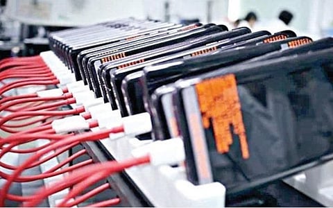 மொபைல்போன் தயாரிப்பில் உலகின் மையமாக உருவெடுக்கும் இந்தியா..