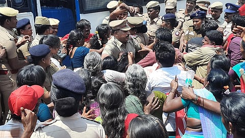 புனல்காடு குப்பை கிடங்கு போராட்டம்: நடைபயணமாக வந்தவர்களை போலீஸ் தடுத்ததால் போர்க்களமான சாலை