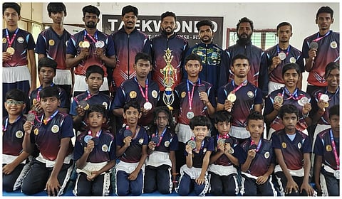 சென்னையில் நடந்த மாநில அளவிலான கிக் பாக்ஸிங் போட்டியில் பதக்கங்கள் வென்ற மாணவர்கள்