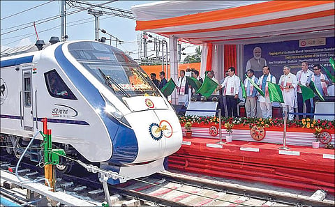 குவாஹாட்டி ரயில் நிலையத்தில் நேற்று நடைபெற்ற நிகழ்ச்சியில் அசாம் மாநிலத்தின் முதலாவது வந்தே பாரத் ரயிலை பிரதமர் நரேந்திர மோடி காணொலி மூலம் கொடியசைத்துத் தொடங்கிவைத்தார். நிகழ்ச்சியில் மாநில முதல்வர் ஹிமந்தா பிஸ்வ சர்மா, மத்திய ரயில்வே அமைச்சர் அஸ்வினி வைஷ்ணவ், மத்திய அமைச்சர் சர்பானந்த சோனோவால், அசாம் ஆளுநர் குலாப் சந்த் கட்டாரியா உள்ளிட்டோர் கலந்துகொண்டனர்.படம்: பிடிஐ