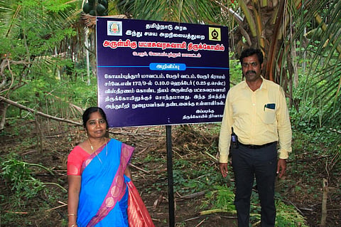 கோவை பேரூர் பட்டீஸ்வரர் கோயிலுக்கு சொந்தமான நிலத்தை மீட்டு அதில் அறிவிப்பு பலகையை வைத்த அதிகாரிகள்.