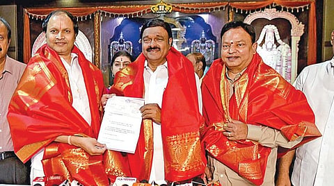 சென்னை தியாகராய நகர், திருப்பதி தேவஸ்தான கோயில் கட்டுமான பணிக்கான நன்கொடையாக ரூ.1 கோடிக்கான காசோலையை டாக்டர் எம்ஜிஆர் பல்கலைக்கழக நிறுவன வேந்தர் ஏ.சி.சண்முகம், திருமலை திருப்பதி தேவஸ்தானத்தின் தமிழகம், புதுச்சேரி உள்ளூர் ஆலோசனைக் குழு தலைவர் ஏ.ஜே.சேகர் ரெட்டியிடம் நேற்று வழங்கினார். வேல்ஸ் கல்விக் குழும தலைவர் ஐசரி கே.கணேஷ் உள்ளிட்டோர் உடனிருந்தனர்.படம்; ம.பிரபு