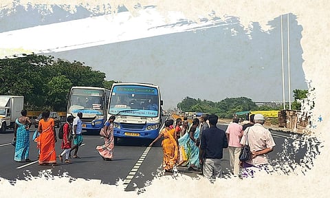 மறைமலை நகர் பகுதி ஜிஎஸ்டி சாலையில் பயணியர் நிழற்குடை இல்லாததால் வெயிலை தாங்க முடியாமல் நிழலுக்கு ஒதுங்கி நின்றிருந்த பயணிகள் பேருந்தை பிடிக்க சாலையின் குறுக்கே ஓடிவருகின்றனர்.படம்:எம்.முத்துகணேஷ்