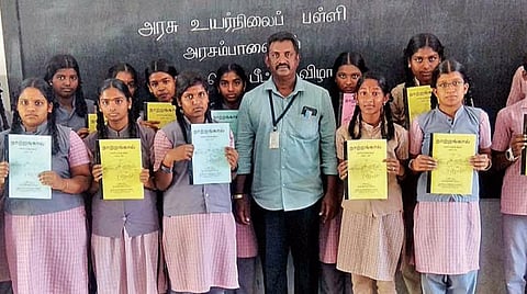 தங்களது படைப்புகள் வெளியான ‘நாற்றங்கால்' கையெழுத்து இதழுடன் மாணவர்கள். உடன், ஆசிரியர் ம.இளவரசு.