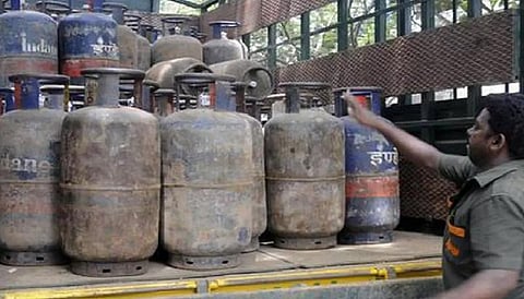வணிகப் பயன்பாட்டுக்கான சிலிண்டர் விலை குறைந்தது