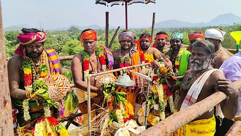 சிங்கம்புணரி சேவுகப்பெருமாள் அய்யனார் கோயில் கும்பாபிஷேகத்தில் கலசங்களுக்கு புனிதநீர் ஊற்றப்பட்டது.