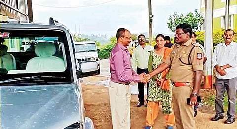 உதகையில் ஓய்வுபெற்ற உதவி ஆய்வாளர் ரவியை தனது காரில் வழியனுப்பி வைத்த மாவட்ட காவல் கண்காணிப்பாளர் கி.பிரபாகர்.